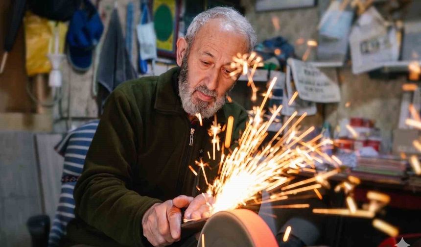 51 yıllık bıçak bileyicisinin Kurban Bayramı mesaisi