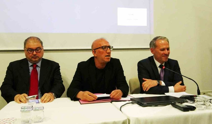 Van’daki Panelde Çarpıcı Analiz: Küresel Düzenin Geleceği Belirsiz