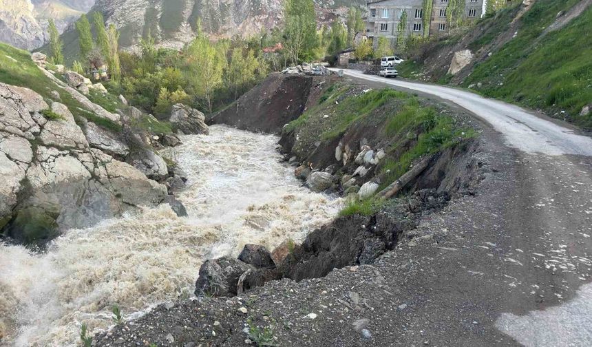 Hakkari’de yol çöktü