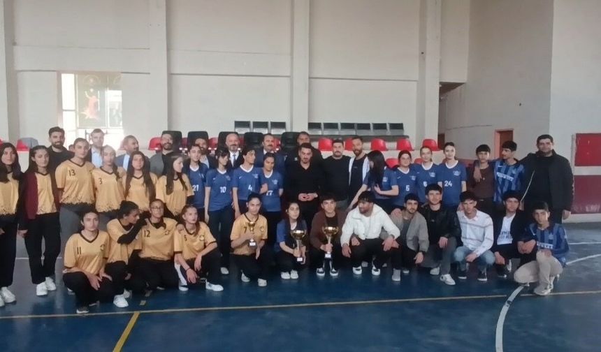 Özalp’te Liseler Arası Voleybol Turnuvası