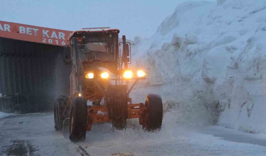 Bahçesaray’da yol açma çalışmaları sürüyor