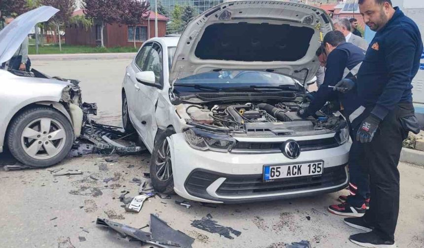 Van’da 2 otomobil çarpıştı: 1 yaralı