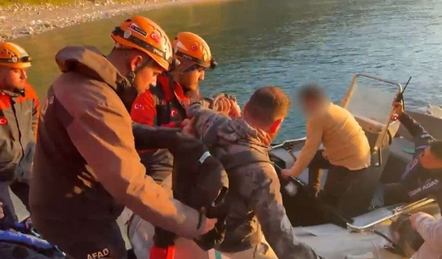 Van'da mahsur kalan 3 kişi deniz polisi ve AFAD ekiplerince kurtarıldı