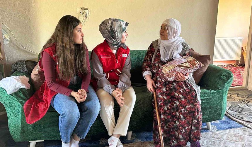 Kızılay Muradiye Şubesin’den Anneleri Mutlu Eden Sürpriz Ziyaret