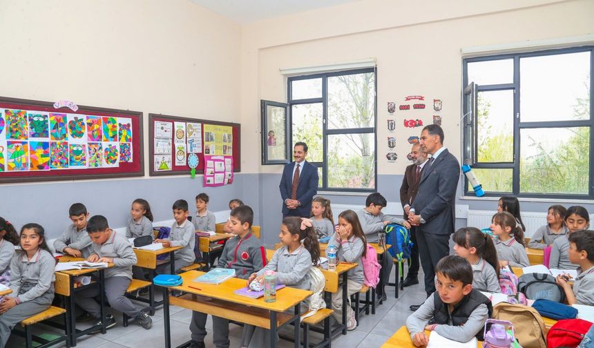 Gürpınar Kaymakamı Yasin Erdem’den Öğrencilere Ziyaret
