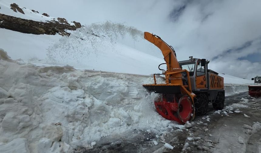 Van-Bahçesaray Yolu 5 Ay Sonra Ulaşıma Açılıyor