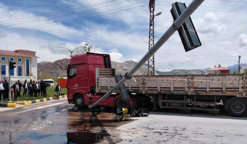 Van’da Seyir Halindeki Tır Yön Tabelasına Çarptı: 1 Yaralı