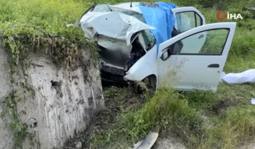 Kastamonu'da Katliam Gibi Kaza: İstinat Duvarına Çarpan Otomobil Hurdaya Döndü, 3 Ölü, 1 Ağır Yaralı