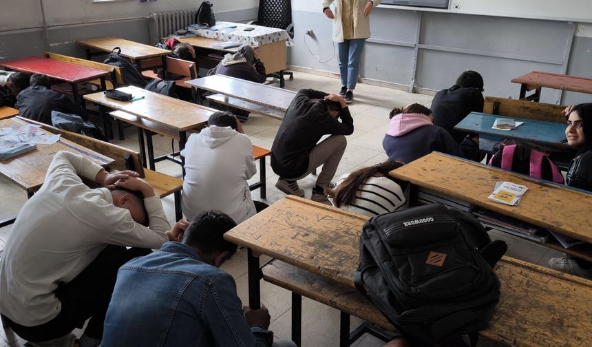 Gevaş’ta Öğrencilerden  Deprem Tatbikatı: Okullar Afete Hazır