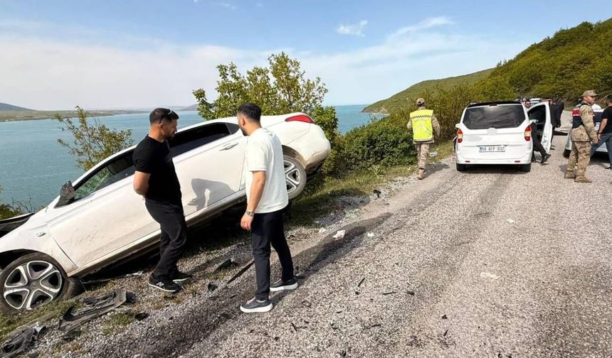 Bitlis Tatvan’da Trafik Kazası: Otomobil ve Kamyonet Çarpıştı, 6 Kişi Yaralandı