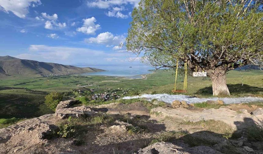 Van’ın saklı cenneti Yuvaköy ziyaretçilerini büyülüyor