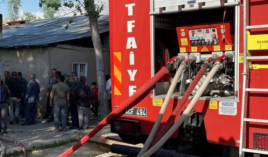 Van’da ev, odunluk ve samanlık yandı