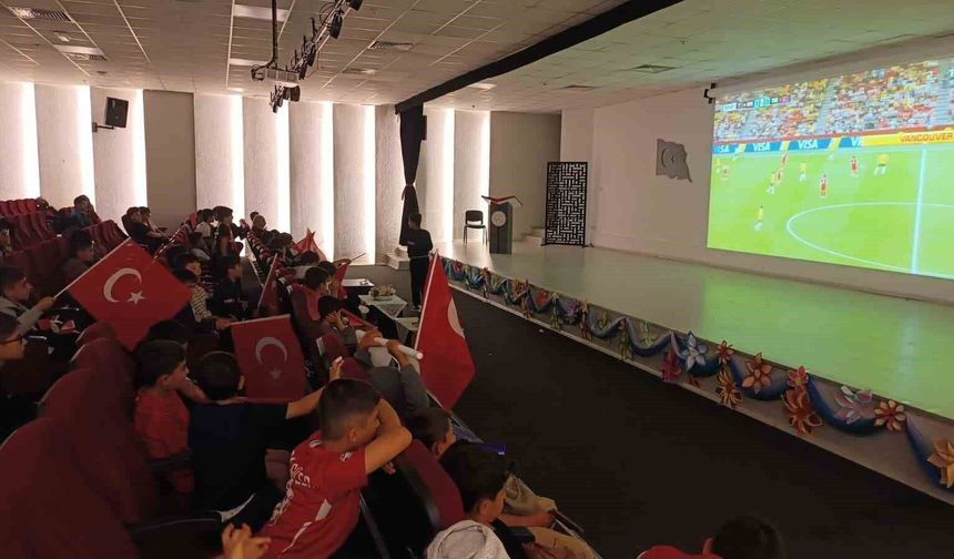 Van’da öğrenciler milli maçı dev ekranda izledi