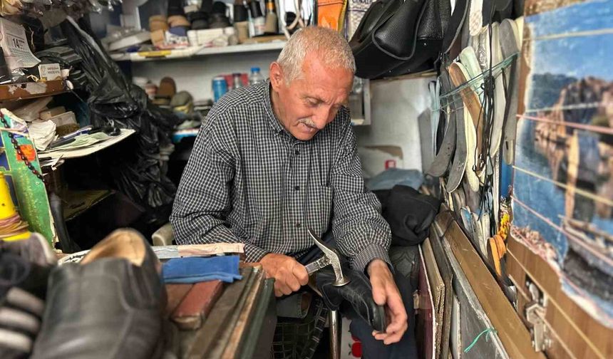 Van’da 72 yaşındaki ayakkabı ustası mesleğini yaşatıyor