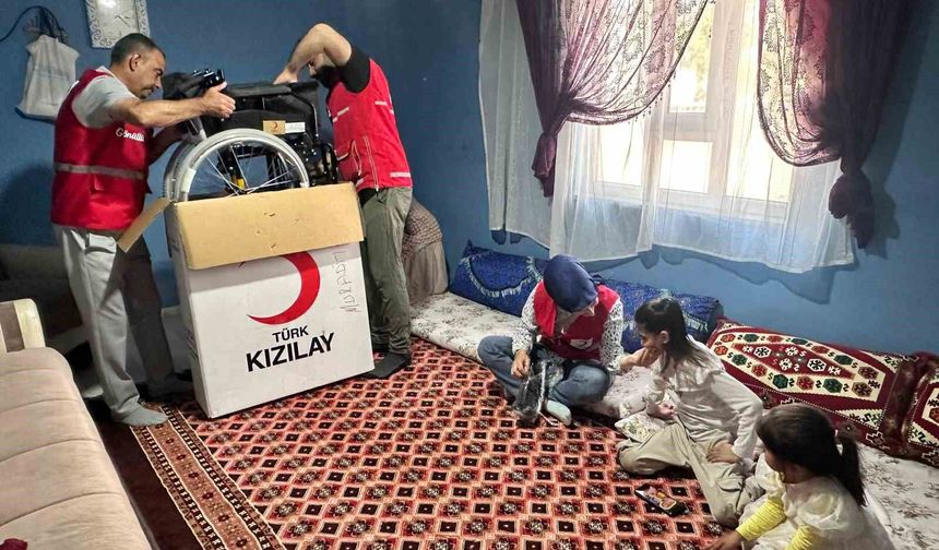 Kızılay’dan Van’da iki özel bireye tekerlekli sandalye desteği