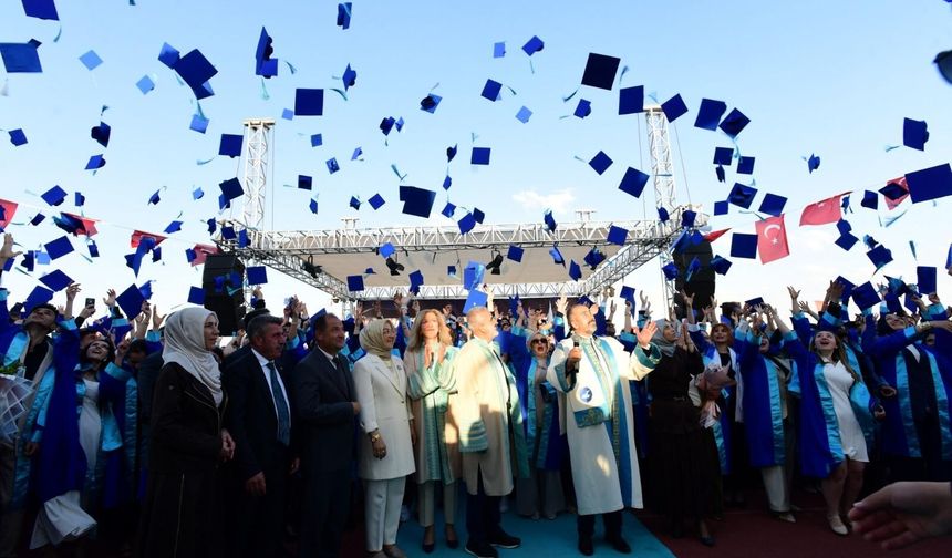 Van YYÜ'de yaklaşık 6 bin öğrenci mezuniyet sevinci yaşadı