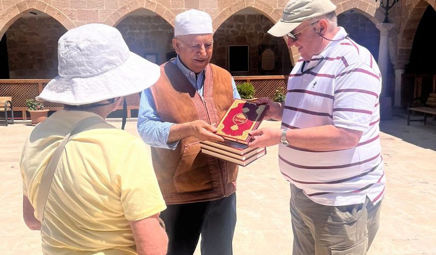 Van’ın tarihi camisinde gönüllere dokunan misafirperverlik