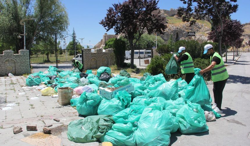 Van Atatürk Kültür Parkı’nda hafta sonu mesaisi: 3 ton atık toplandı
