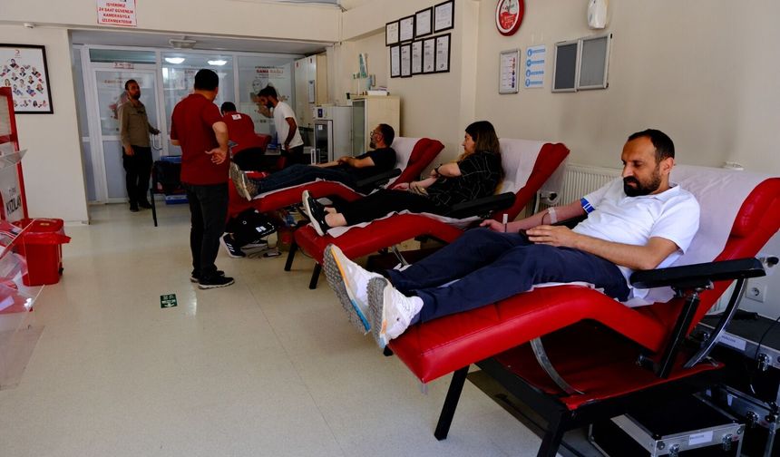 Van'da gazetecilerden kan bağışına destek