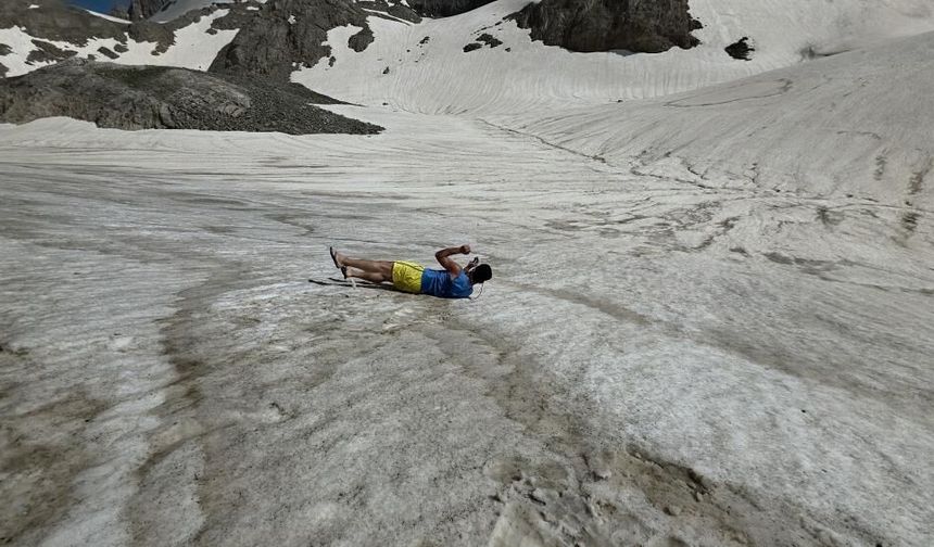 Van’da haziran ortasında kar keyfi: “Buz Adam” karın tadını çıkardı