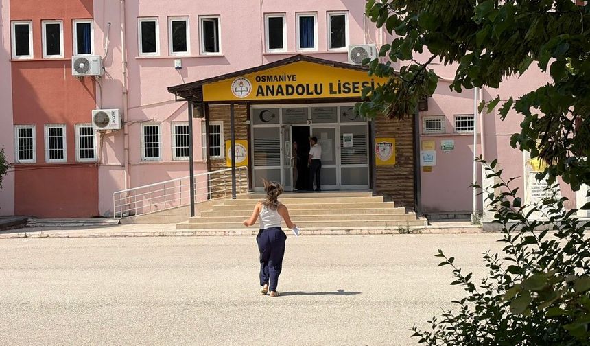 YKS’nin İkinci Oturumunda Zamanla Yarış: Kimi Son Anda Yetişti, Kimi Kapıda Kaldı