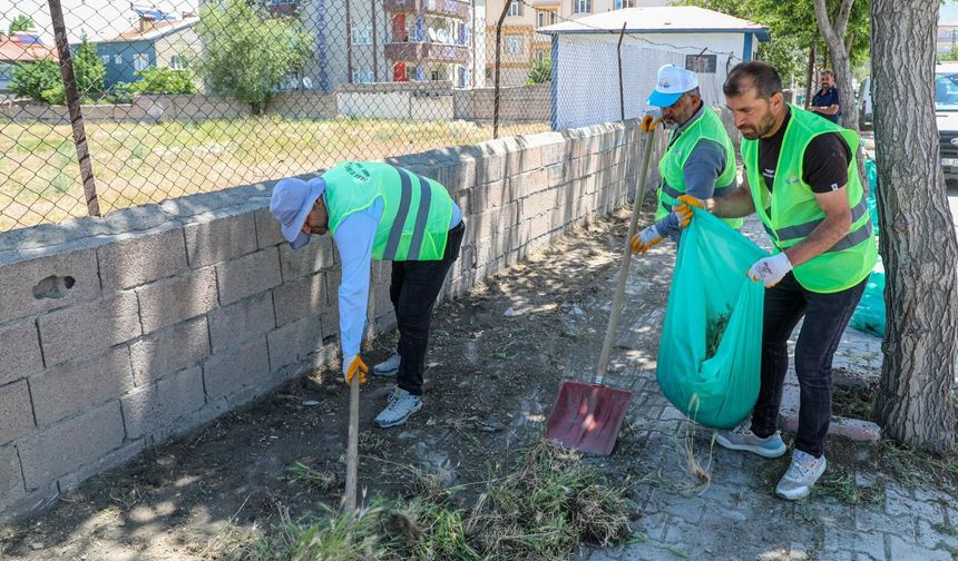 Van Doğu Caddesi’nde kaldırım temizliği