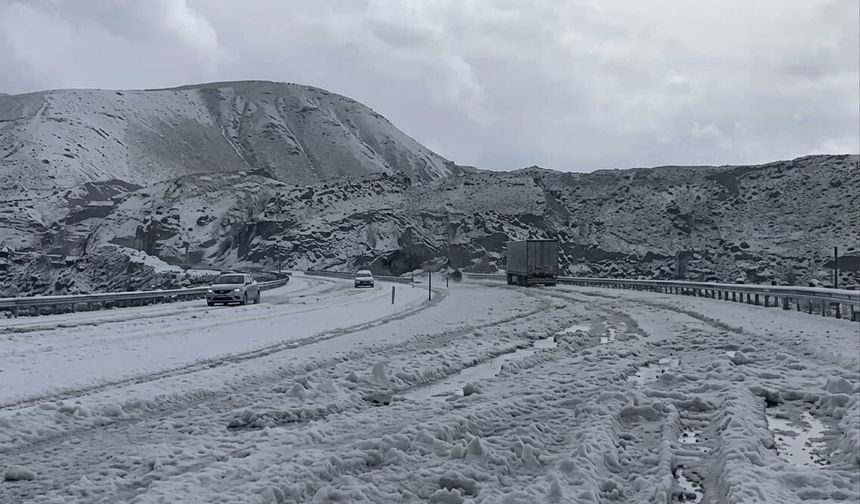 Çaldıran ile Doğubayazıt Arasındaki Geçitte Dolu Sürprizi