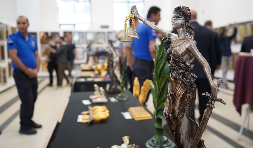 Van'da Hükümlülerin "Duvarların Ötesinde" Sanat Sergisi Açıldı