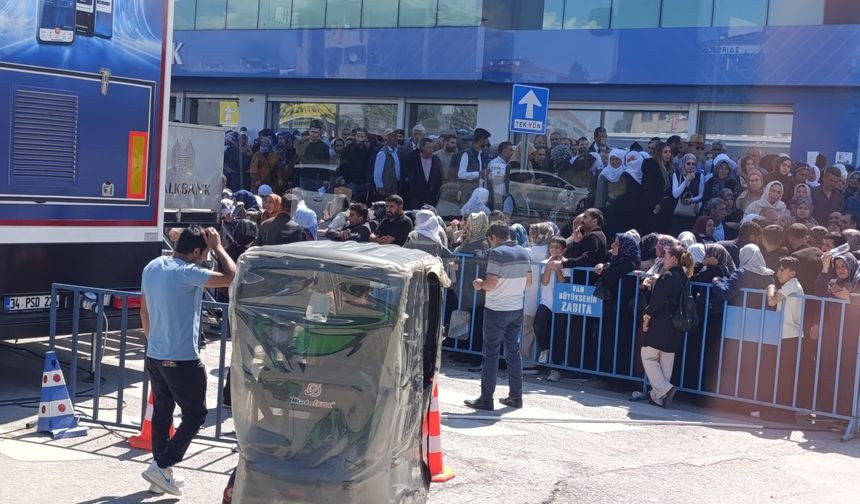 Van’da Aile Kart krizi: Bankadaki yoğunluk bitmiyor