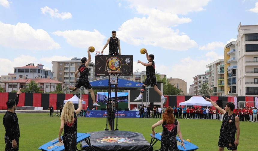 Van’da Spor Van ve Kitap Van projeleri yıl sonu programıyla sona erdi