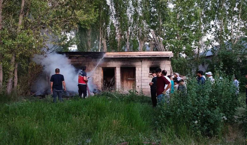 Van'da Odunlukta Çıkan Yangın Korkuttu