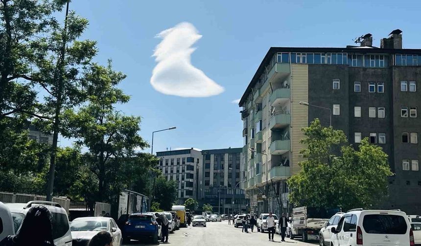 "UFO" benzetmesi yapılan bulutlar hayran bıraktı