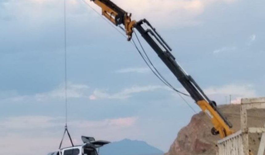 Otomobil Van Gölü’ne uçtu: Sürücü yaralı kurtarıldı