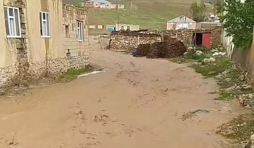 Van’da Şiddetli Yağış Sonrası Sel: Mahalle Yolları Ulaşıma Kapandı