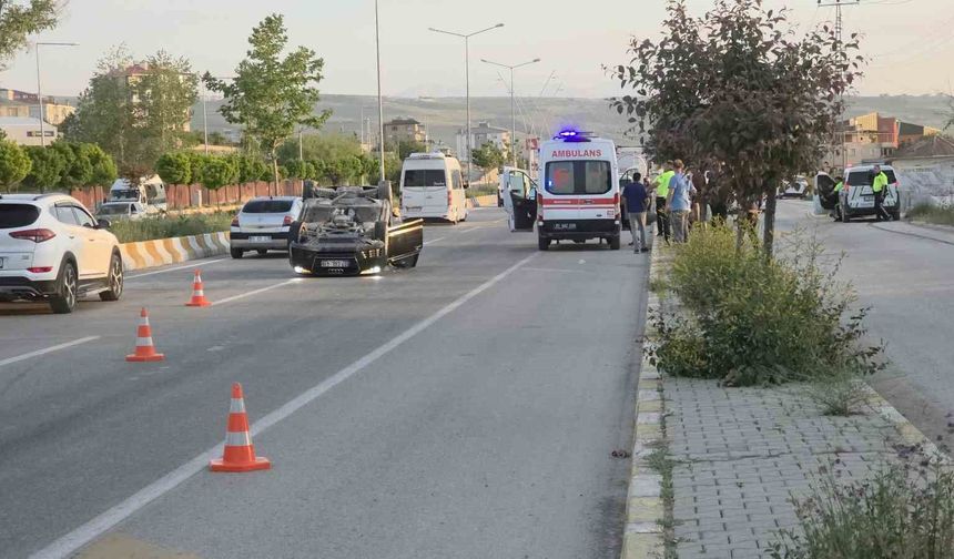Van'da Takla Atan Otomobilde 2 Kişi Yaralandı