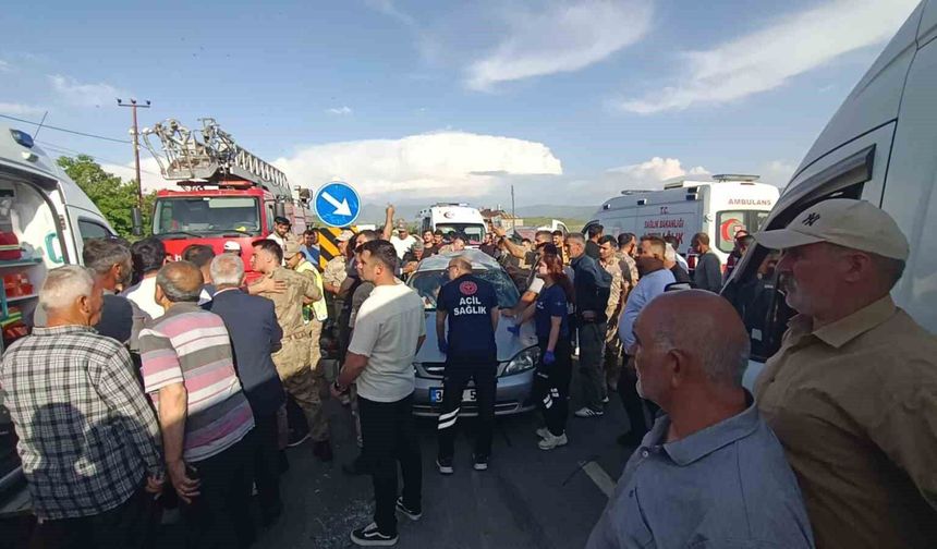 Van'da otomobil ile minibüs çarpıştı: 5 yaralı