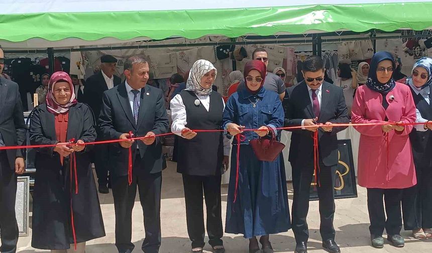 Van'ın Özalp İlçesinde Yılsonu Sergisine Yoğun İlgi