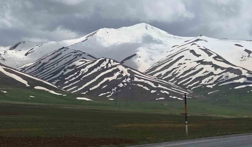 Van Dağlarında Eşsiz Manzara: Karlar Zebra Deseni Oluşturdu