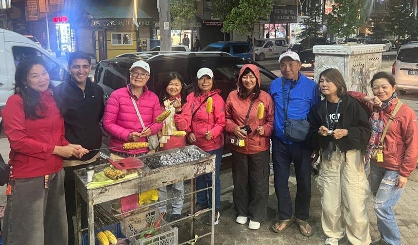 Yüksekova’da Taylandlı turistlere közde mısır ikramı