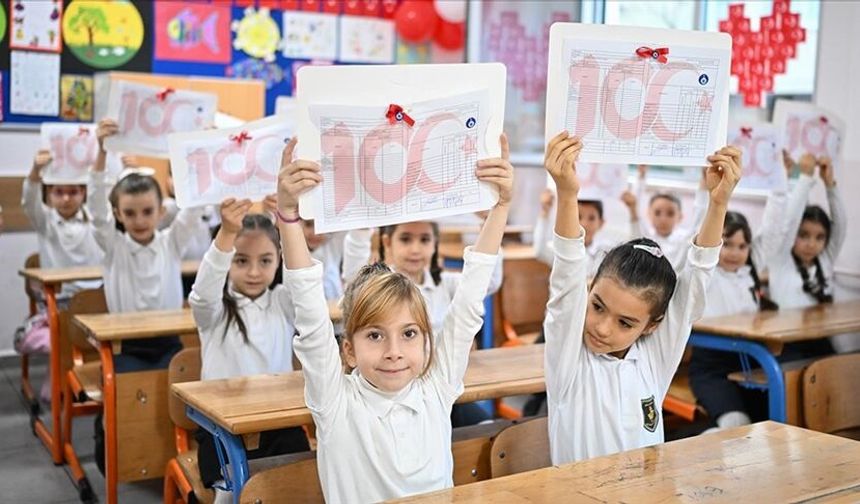 Van'da 275 Bin 826 öğrenci karne aldı: Yaz tatili resmen başladı