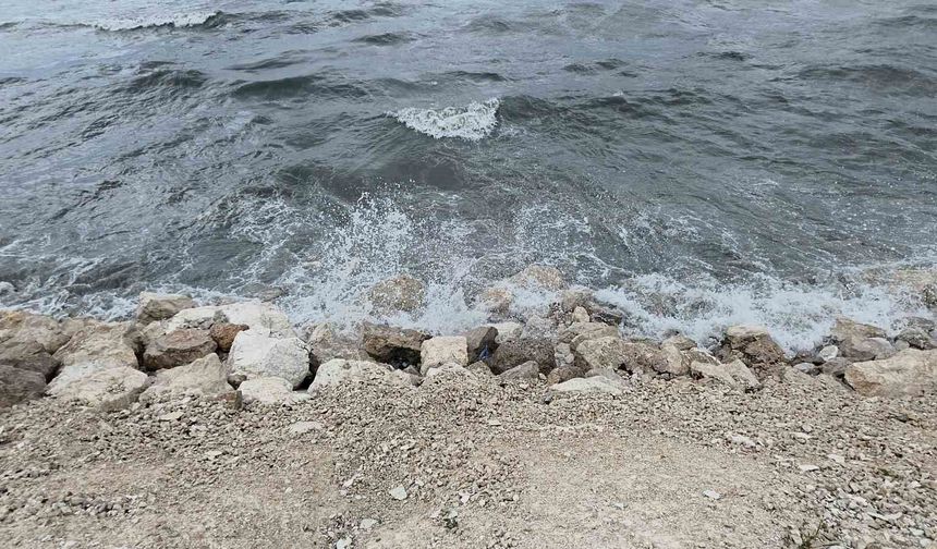 Van’da fırtına etkisi: Van Gölü’nde dalgalar yükseldi