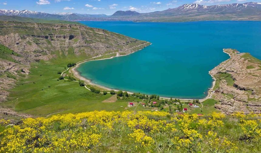 Van Gölü Kıyısında Saklı Cennet: İncekaya Köyü