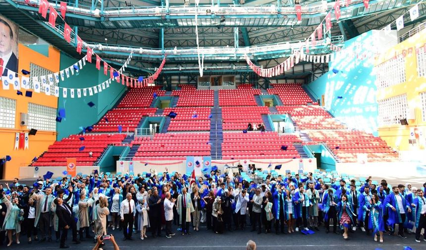 YYÜ Tıp Fakültesi'nde mezuniyet heyecanı: Genç doktorlar diplomalarına kavuştu