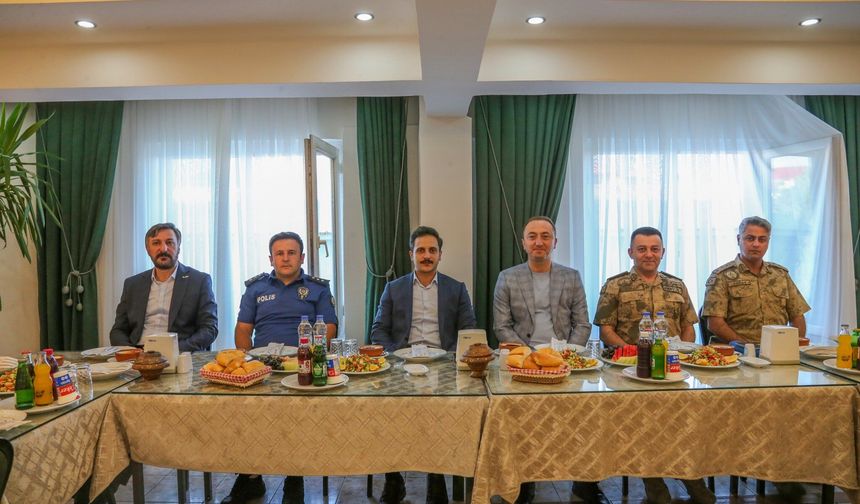 Gürpınar'da Kaymakam Yasin Erdem'e teşekkür ve veda