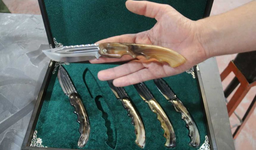 Boynuzlarla Sivas bıçakları üretti