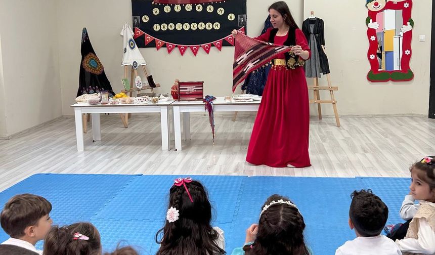 Vanlı miniklerden kültürel renklerle Cumhuriyet kutlaması