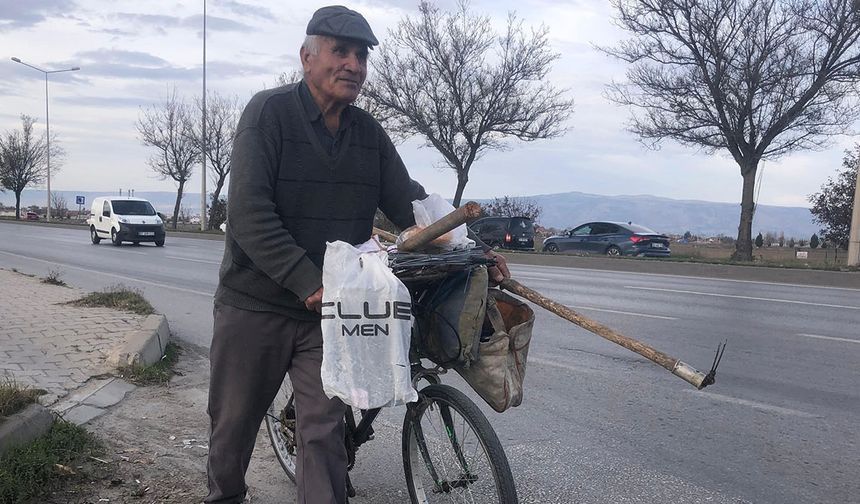 84 yaşında pedal çevirerek geçimini sağlıyor