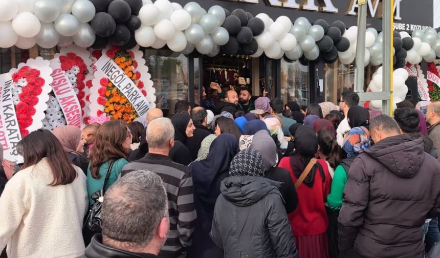 10 liraya ayakkabı, çanta, kıyafet satıldığını duyan koştu