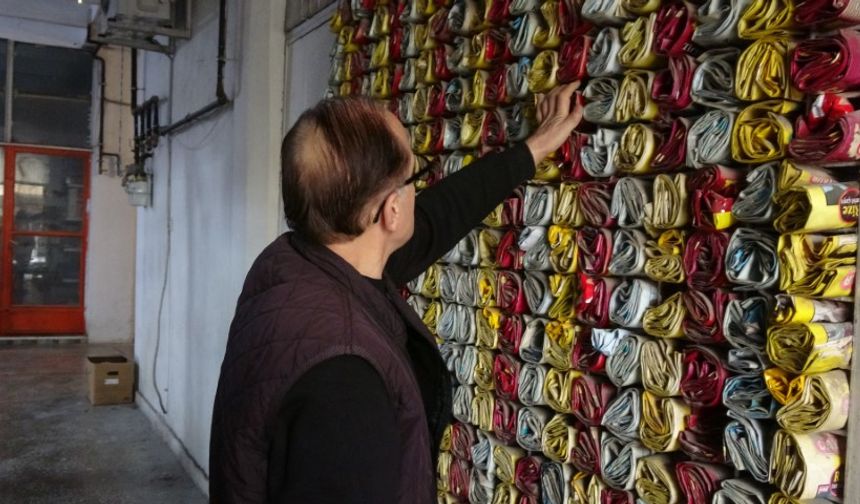 18 yıldır demleyip sattığı çayların boş paketlerini sergiliyor