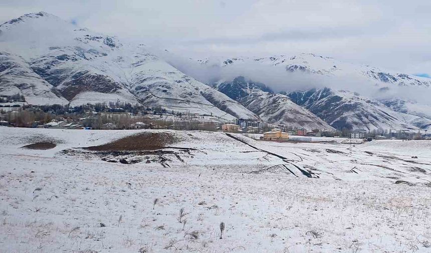 Başkale beyaza büründü